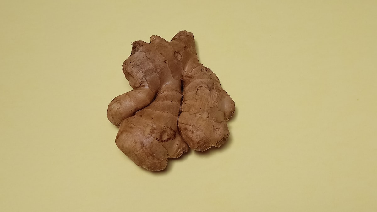 Especias naturales en cucharas de madera